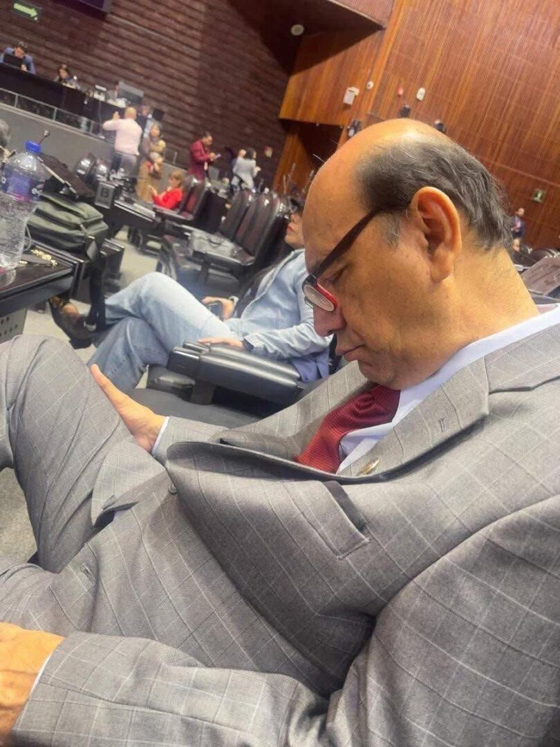 Diputado de Morena es captado dormido en plena sesión del Presupuesto 2026; se disculpa y atribuye el hecho al cansancio