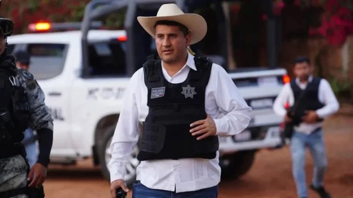 Detienen a siete escoltas del alcalde asesinado de Uruapan; los acusan de omisión en ataque del CJNG