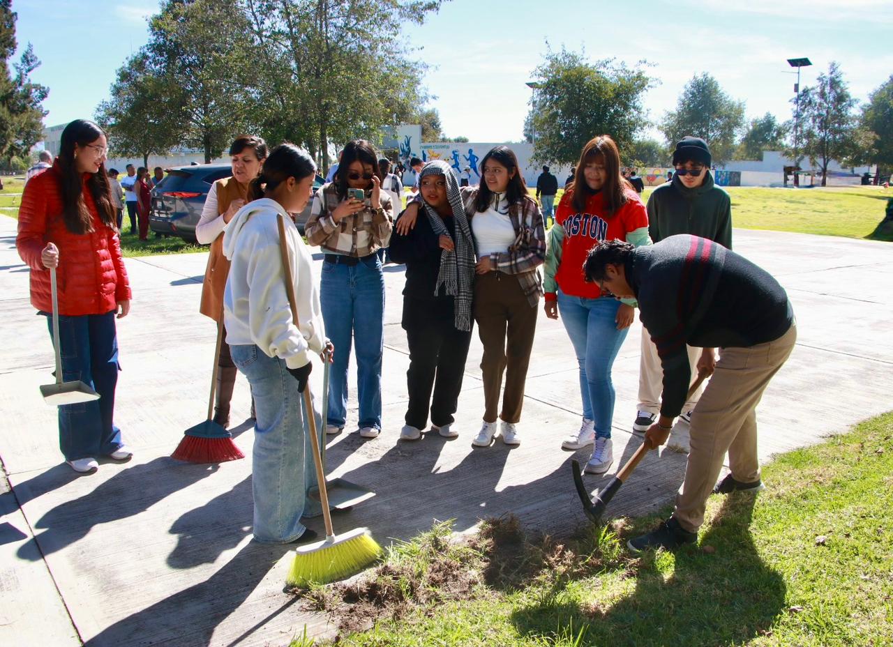 Estudiantes y autoridades refrendan compromiso social con faena comunitaria en UTH