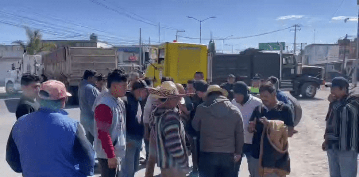 Transportistas bloquean la carretera Puebla-México por pagos pendientes de la CTM