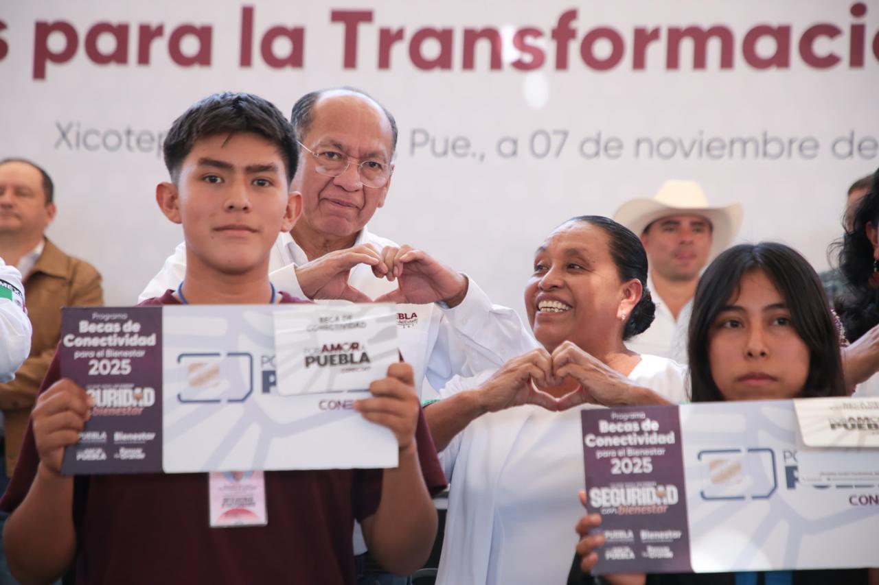 Gobierno amplía conectividad digital; 2 mil jóvenes en Xicotepec reciben becas del bienestar