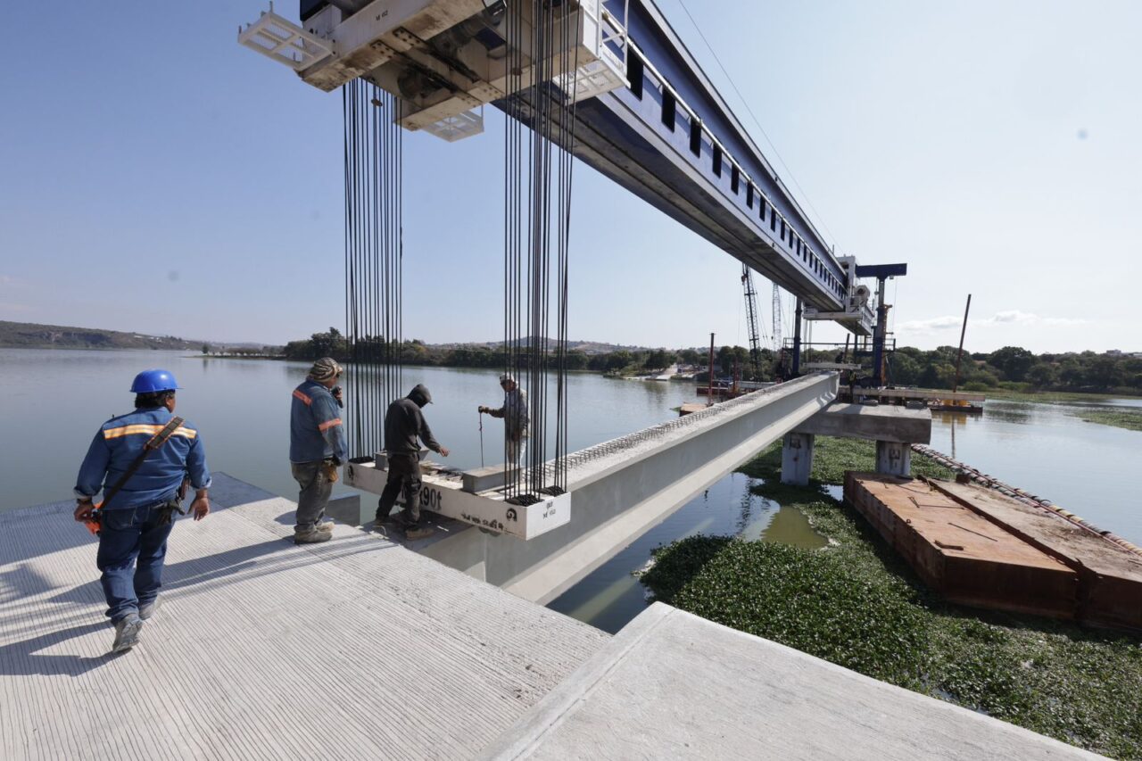 Con equipo especializado, gobierno estatal avanza en conectar 7 municipios con Puente La Panga