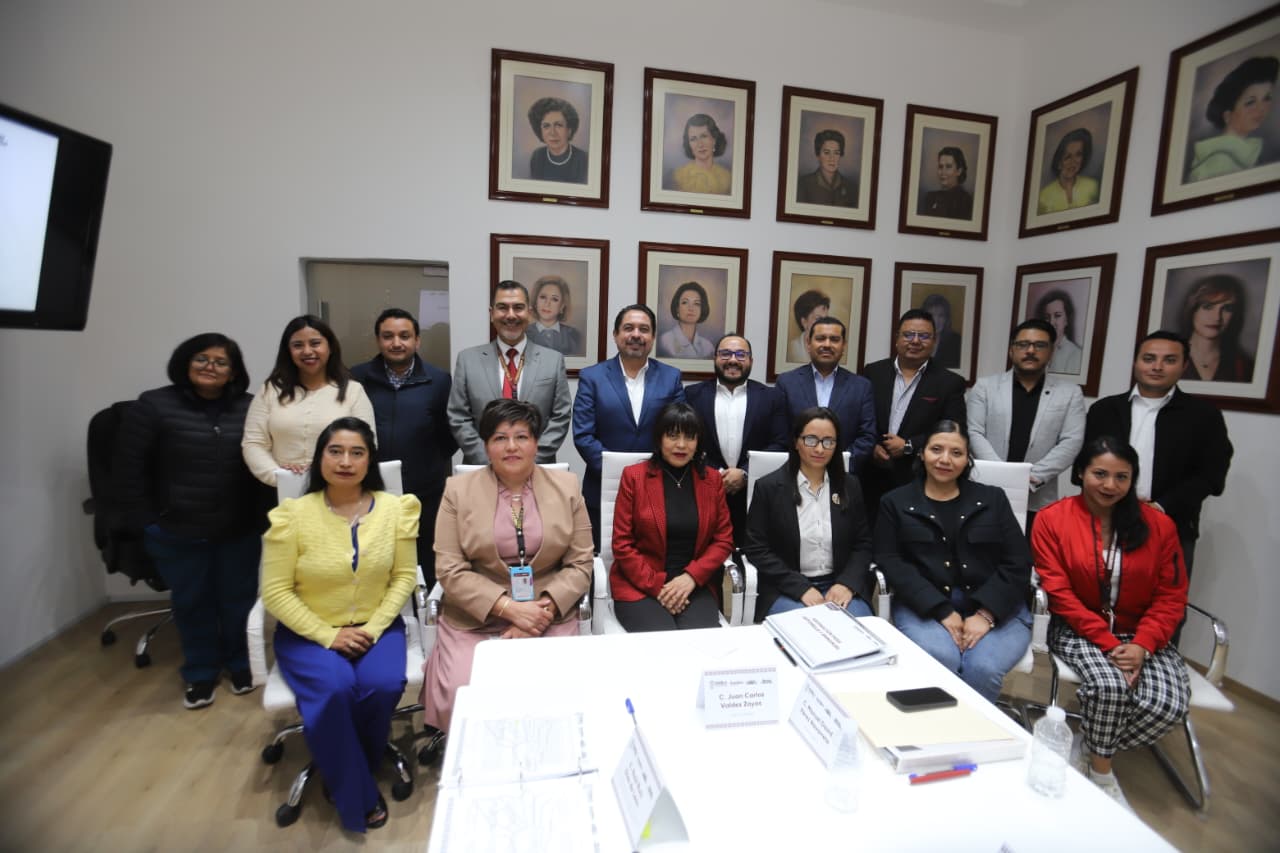 SEDIF entrega en adopción a una niña y un niño a familias