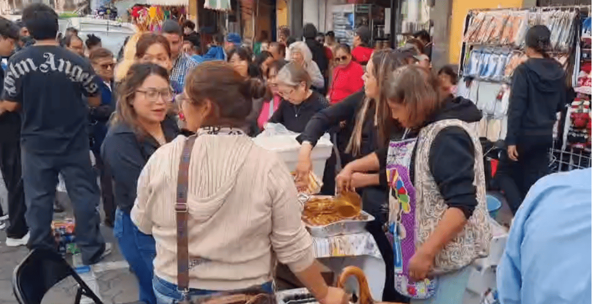 Comerciantes del Centro Histórico celebran a la Virgen de la Inmaculada Concepción con altar y comida para transeúntes