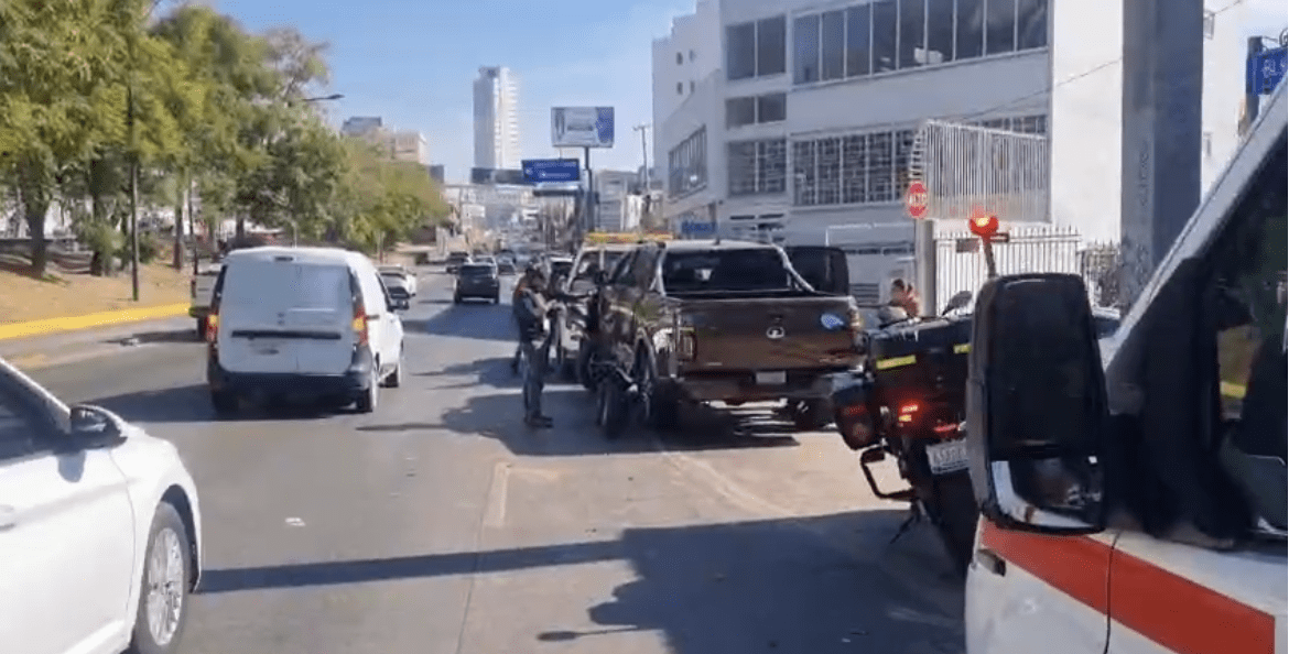 Aparatoso accidente en 35 Sur y Bulevar Atlixco este lunes