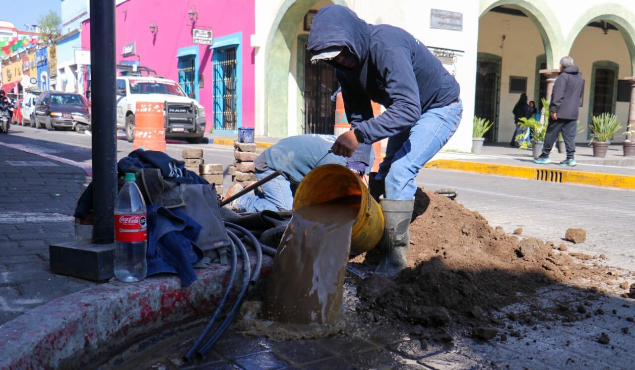 SOSAPACH atiende fuga de agua en el primer cuadro del zócalo de San Pedro Cholula