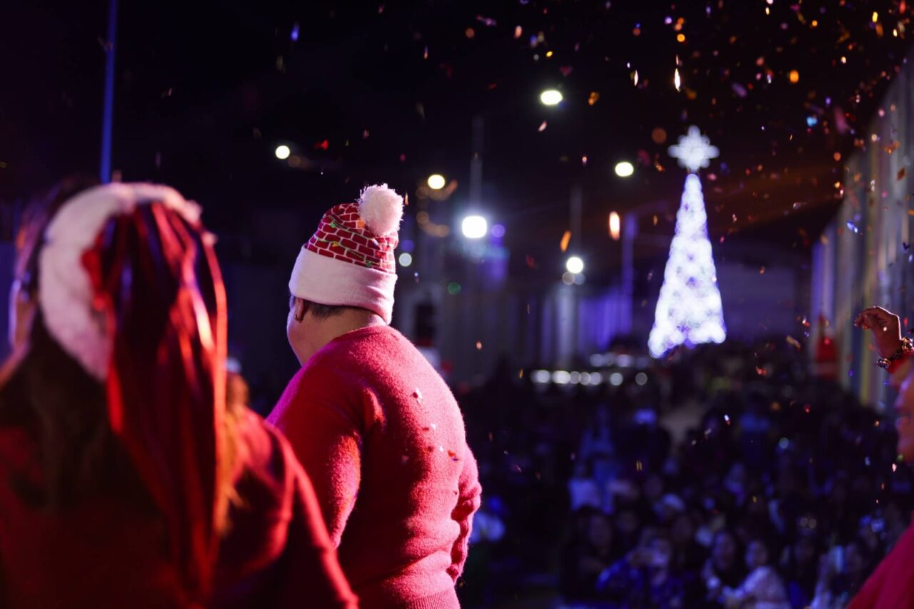 Se ilumina San Andrés Cholula con encendido de Árboles Navideños