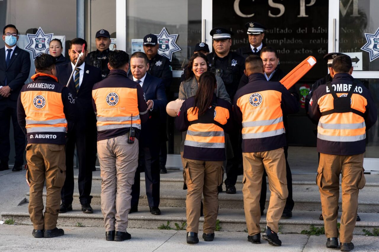 Equipa Lupita Cuautle a Policía y Protección Civil de San Andrés Cholula