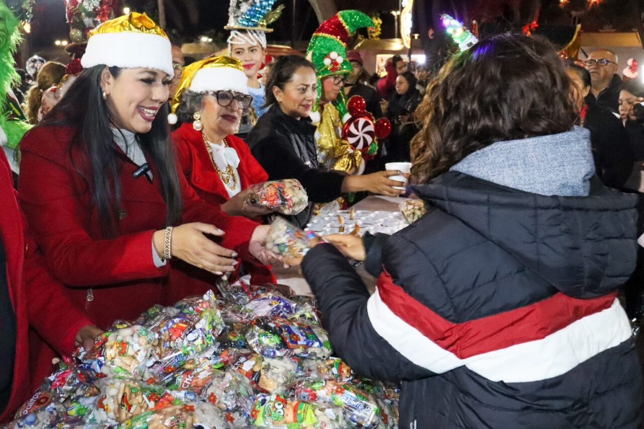 Tonantzin Fernández enciende la Navidad en San Pedro Cholula