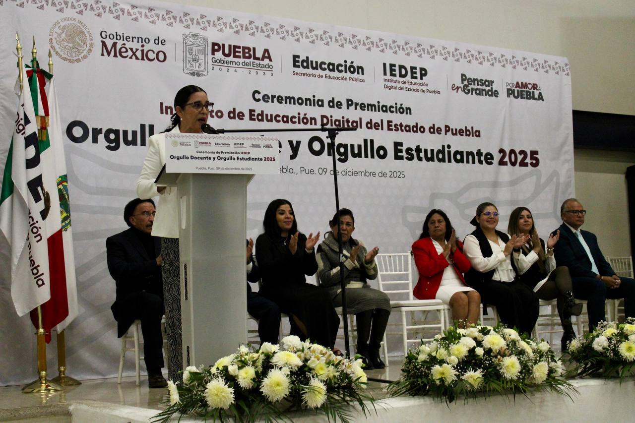 Premian a estudiantes y docentes por su excelencia académica