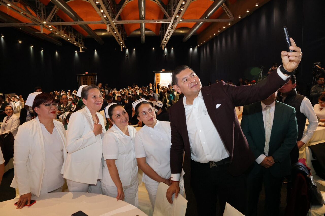 Amar a Puebla es servirla, como lo hacen las y los enfermeros: Armenta