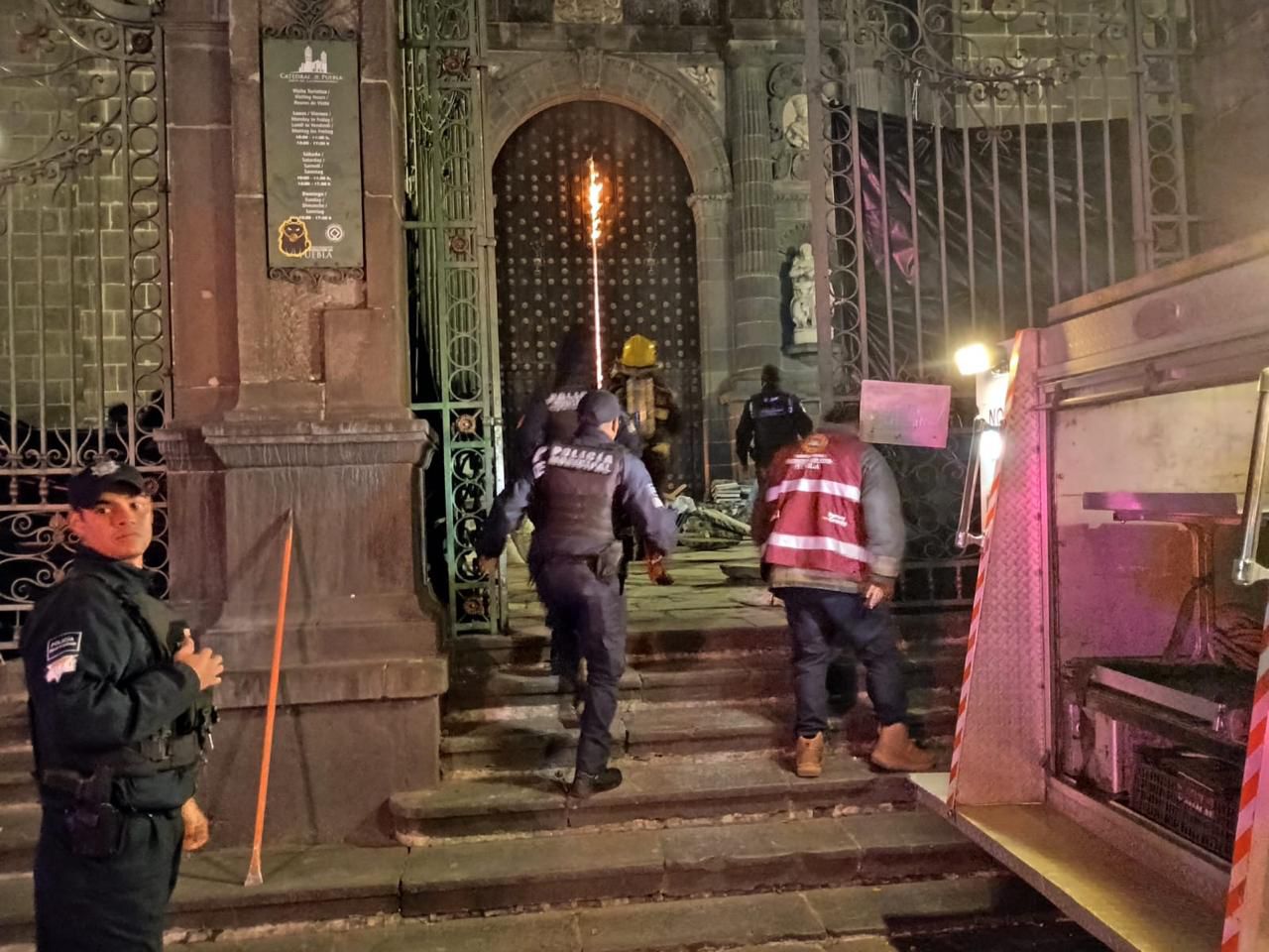 Protección Civil sofoca incendio en Catedral de Puebla