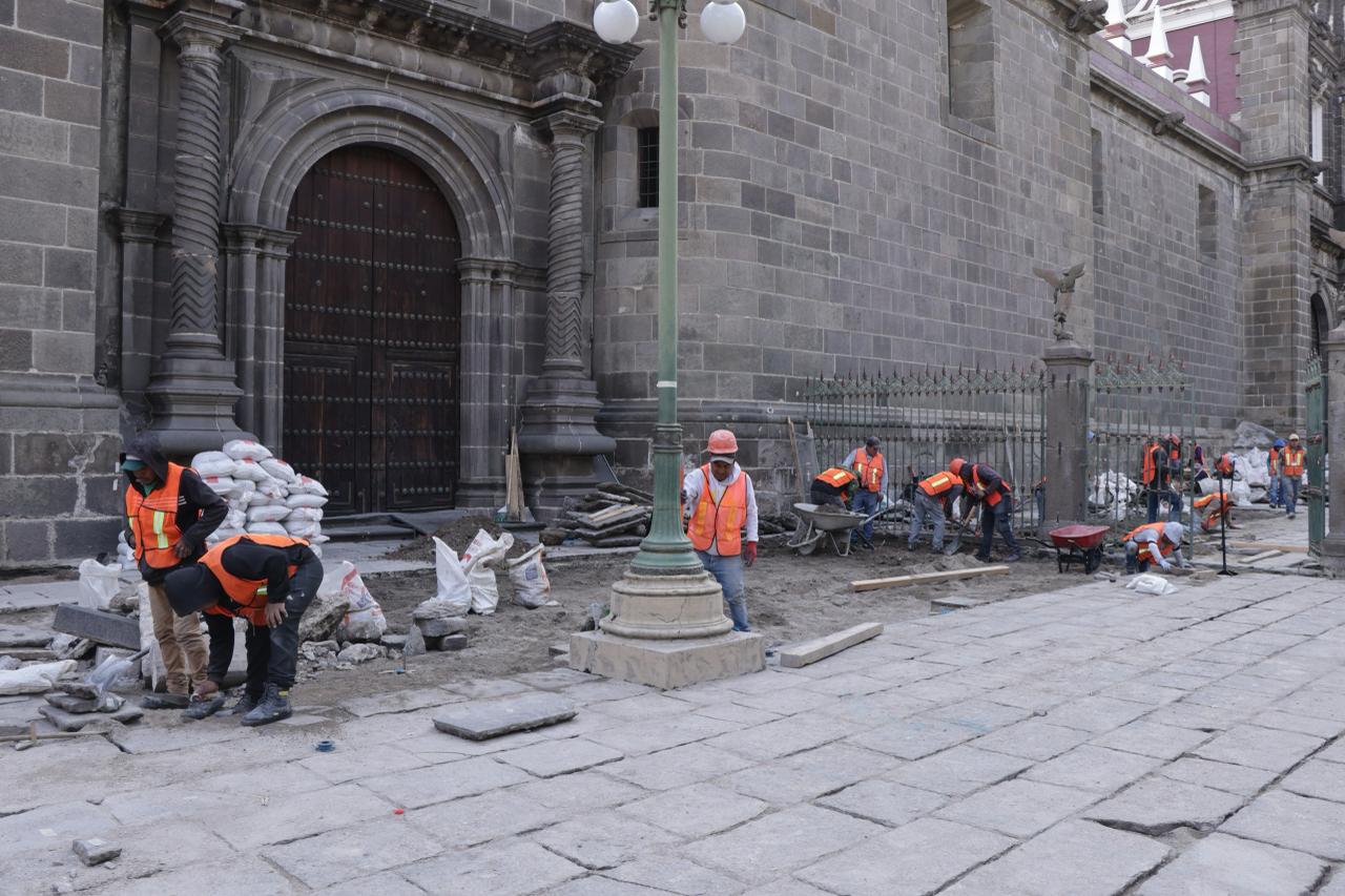 Rehabilita Gobierno del Estado el atrio de la Catedral poblana