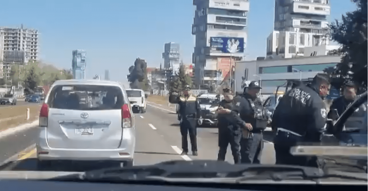 Operativo policial en Vía Atlixcáyotl tras ataque a balazos; hay un detenido