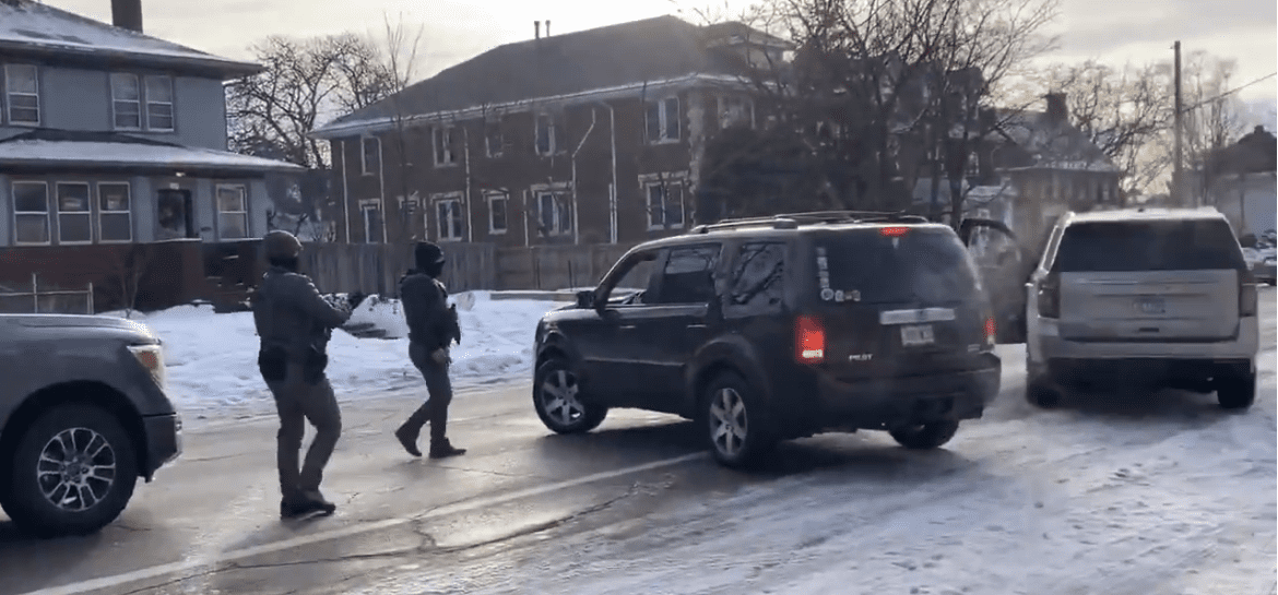 Agente de ICE asesina a mujer en operativo, cerca del lugar donde asesinaron a George Floyd