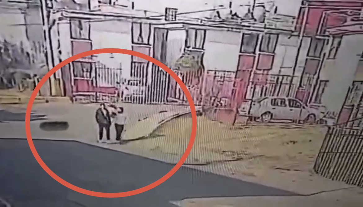 Fingen llevar rosas a mujeres para asaltarlas en su domicilio