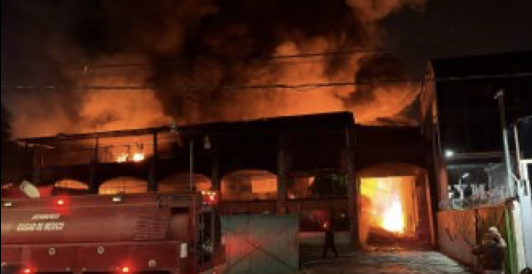 Incendio en fábrica de plásticos en Xochimilco provoca evacuaciones y suspende Tren Ligero