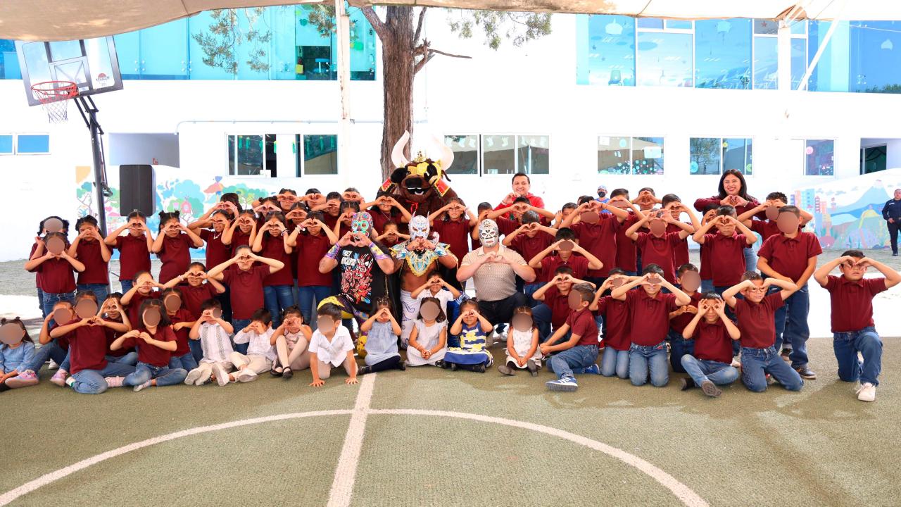 Luchadores poblanos consienten a infancias y juventudes del SEDIF