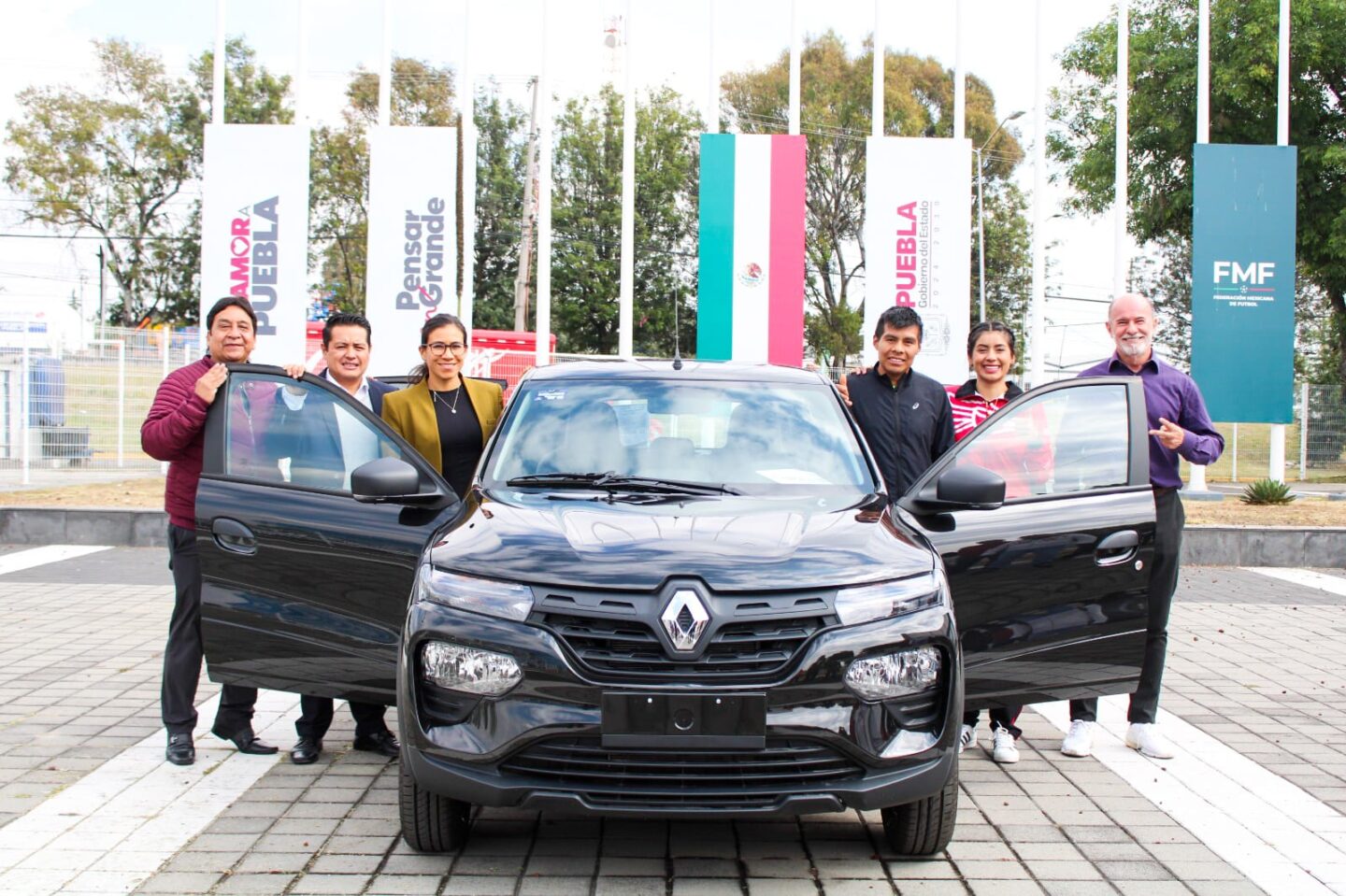 Entrega Gobierno de Puebla auto a ganador del Maratón Puebla 2025