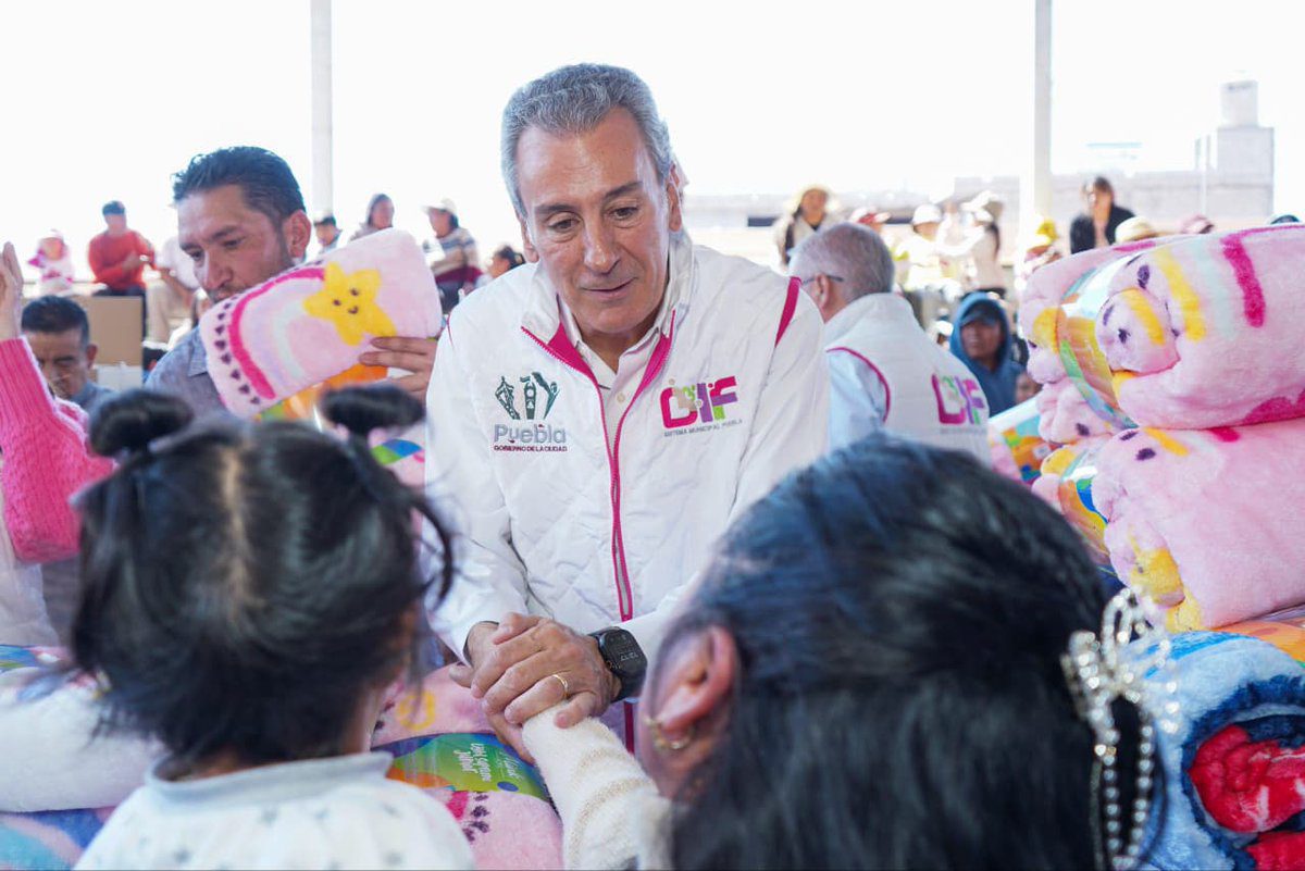 Entregan Pepe Chedraui y MariElise Budib cobertores en San Miguel Canoa
