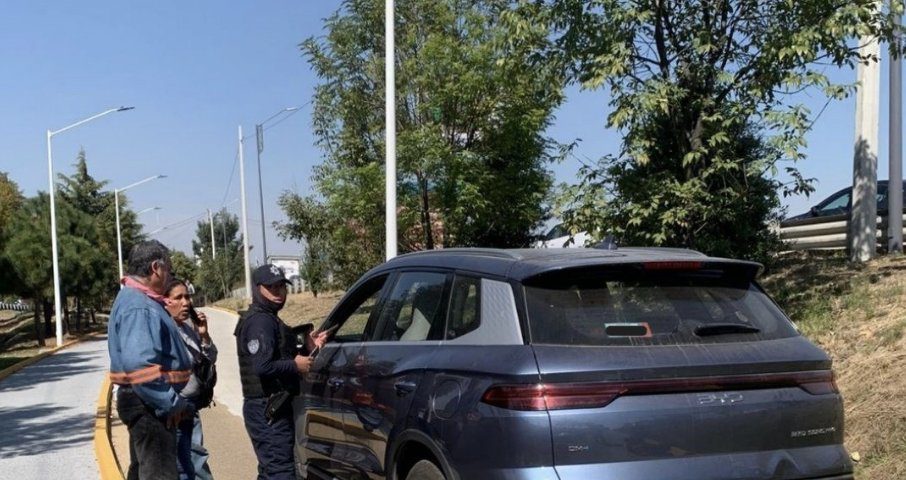 Conduce su camioneta en plena ciclovía de Puebla