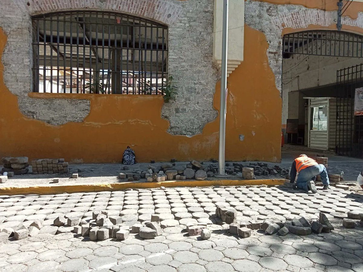 Instruye Pepe Chedraui mantenimiento de banquetas en el Centro Histórico