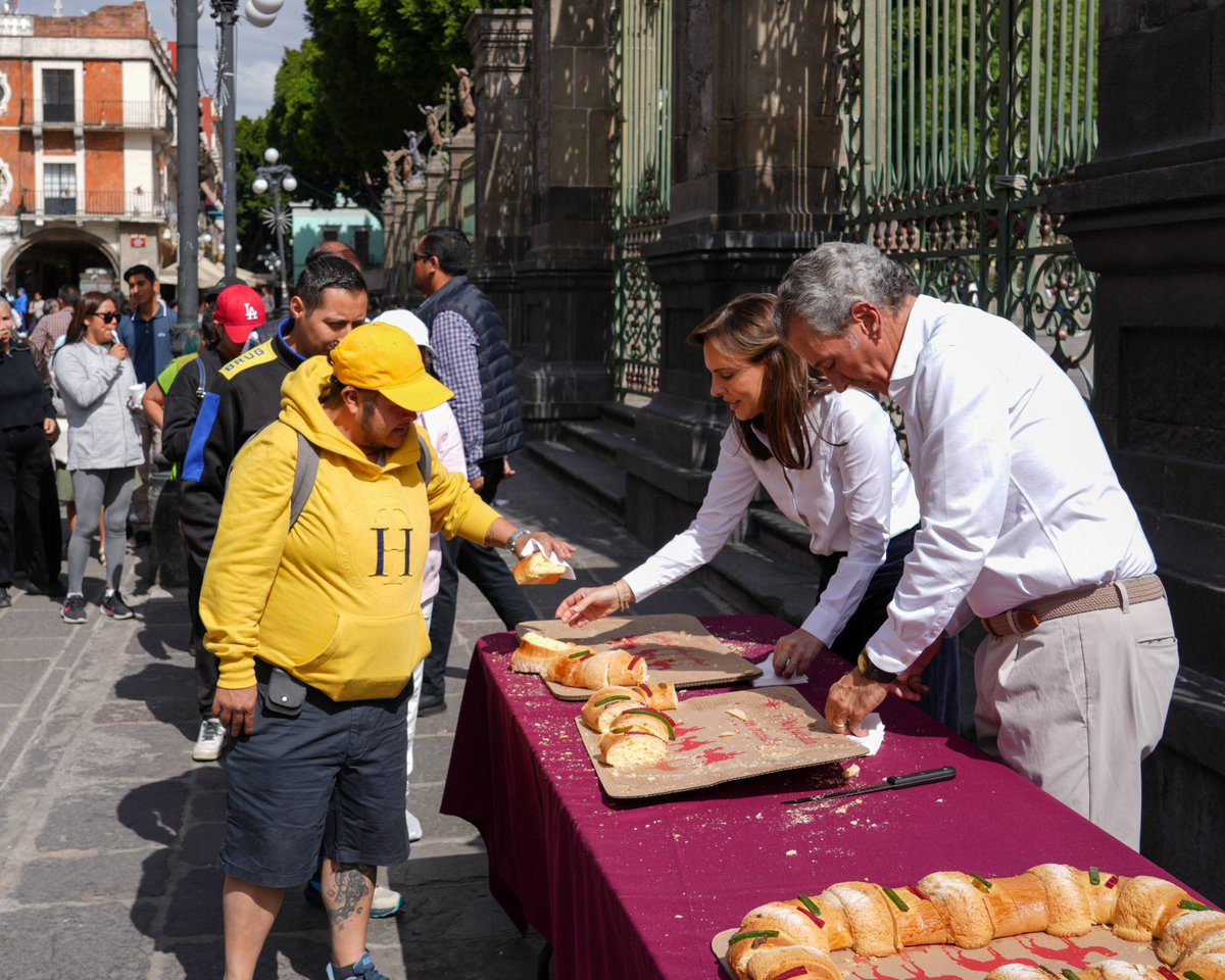 Comparten Pepe Chedraui y MariElise rosca de Reyes con poblanas y poblanos