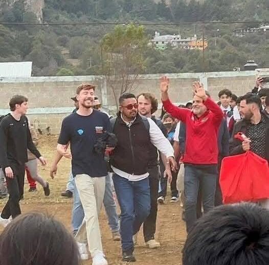 MrBeast y Eugenio Derbez sorprenden a fans en San Andrés Tepetitlán, Estado de México