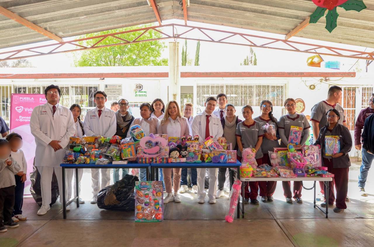 Entrega USEP juguetes a niñas y niños de San Pedro Cholula