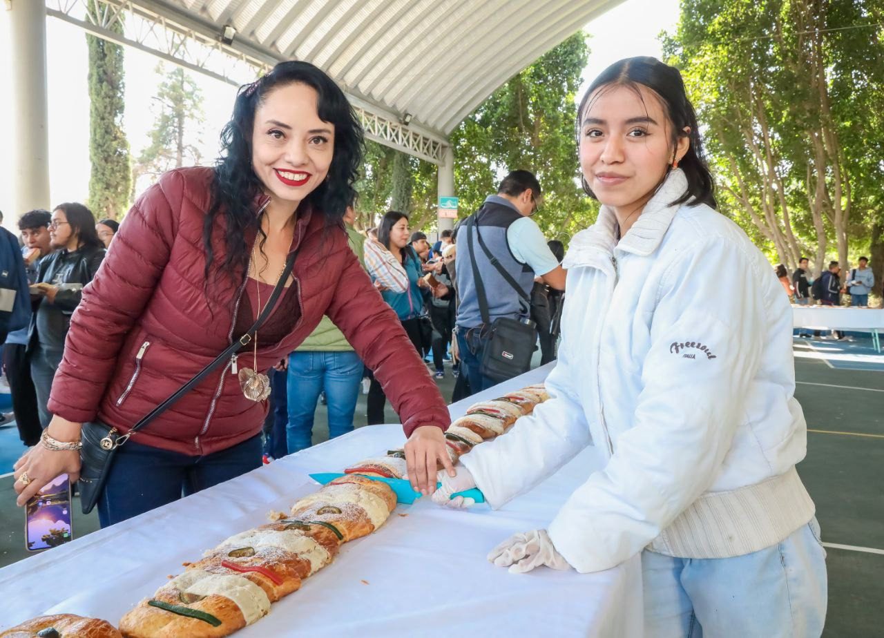 Fortalece la UTTECAM tradiciones con Rosca de Reyes comunitaria