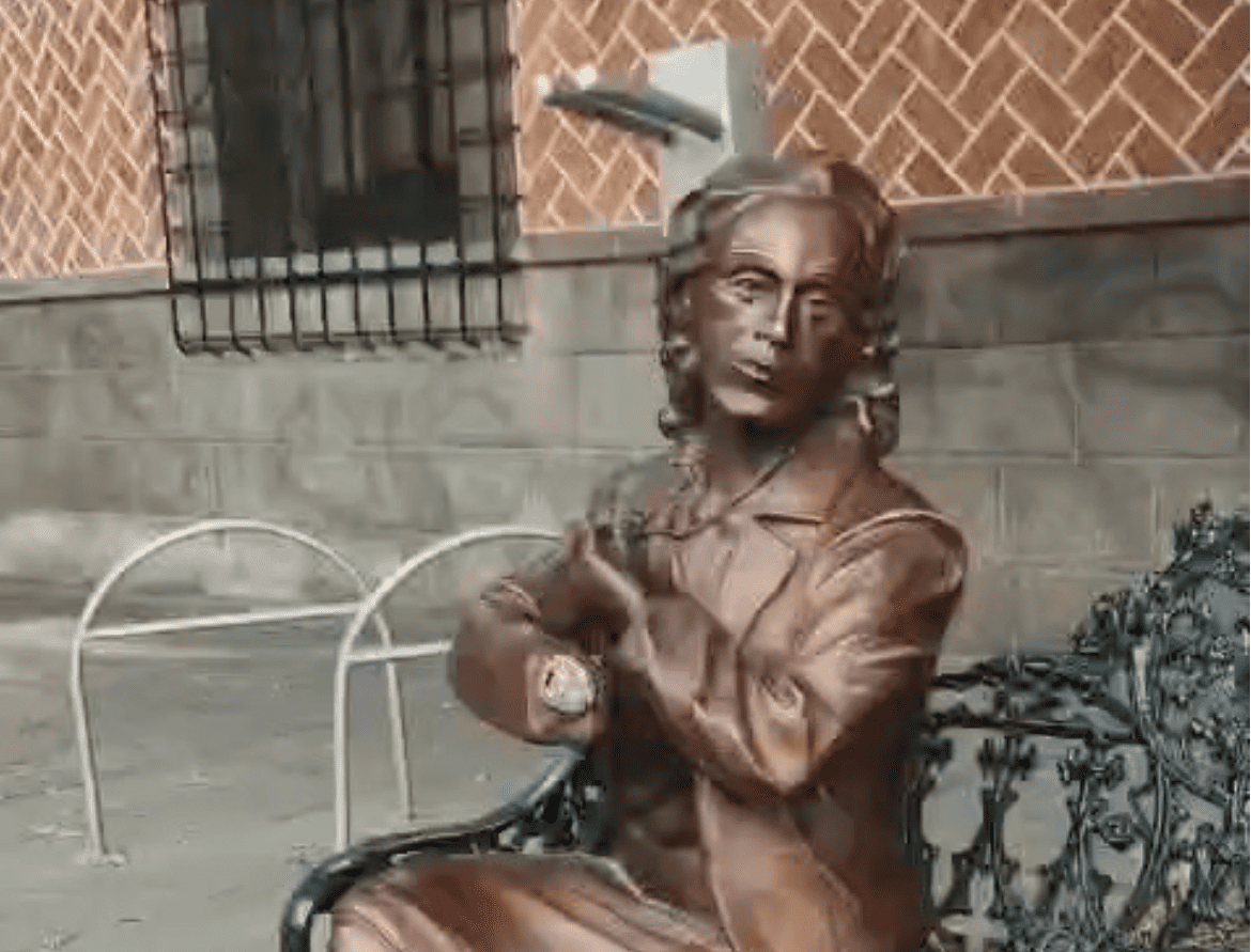 Vuelven a dañar escultura de Elena Garro en Puebla; ahora pierde el libro