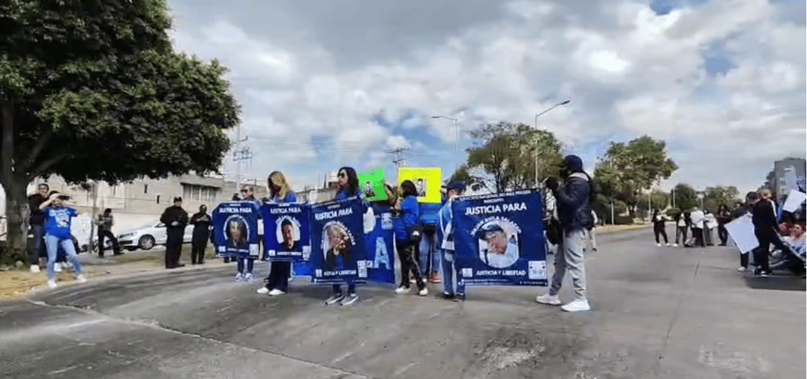 Bloquean Calzada Zaragoza en protesta por presuntos presos inocentes en Puebla
