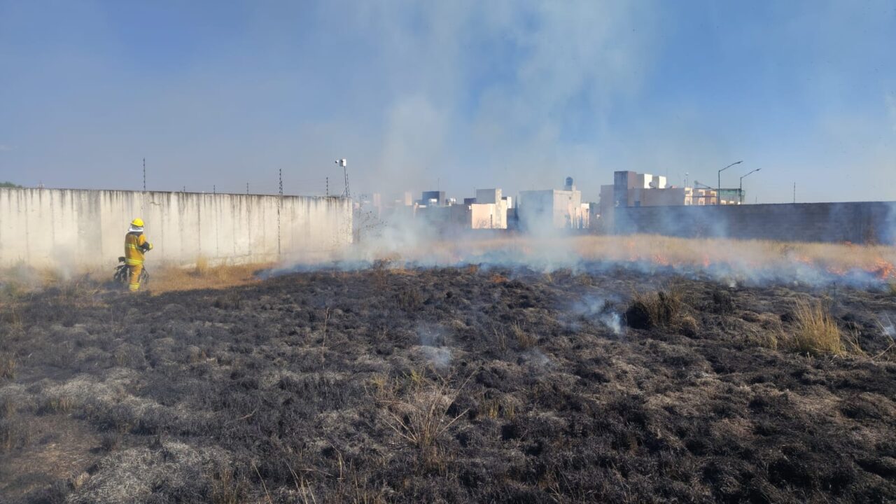 Bomberos de Cuautlancingo controlan dos incendios de pastizal en Sanctorum