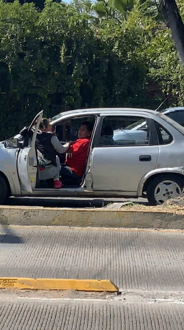 Detienen a sujeto que intentó robar carro a una mujer, quien se aferró a la unidad