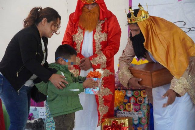 Participa Guadalupe Vargas en entrega de regalos de reyes magos a pacientes de la Fundación Tik Nime A.C.
