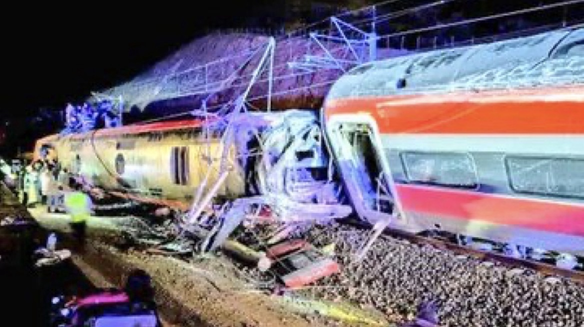 Choque de trenes de alta velocidad en España deja al menos 10 muertos y más de 100 heridos