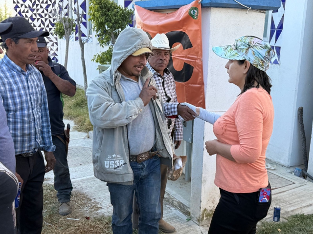 Entrega Ana Tepole apoyo a personas afectadas por incendio en la Sierra Negra