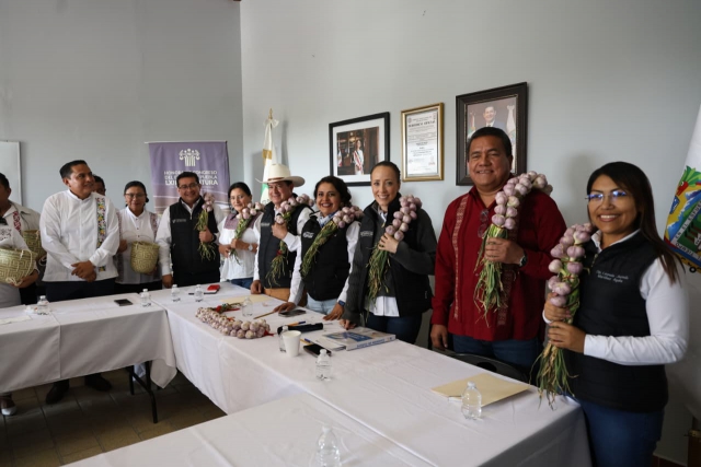 Congreso entrega copia de decreto que declara al Municipio de San Gabriel Chilac como Capital del Ajo