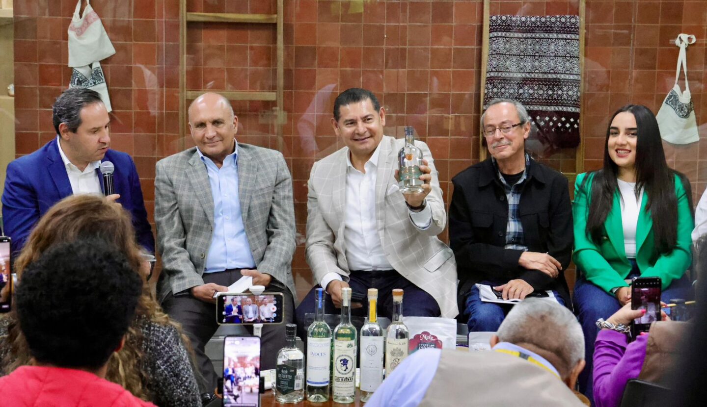 Con identidad y calidad, mezcal poblano se posiciona a nivel internacional