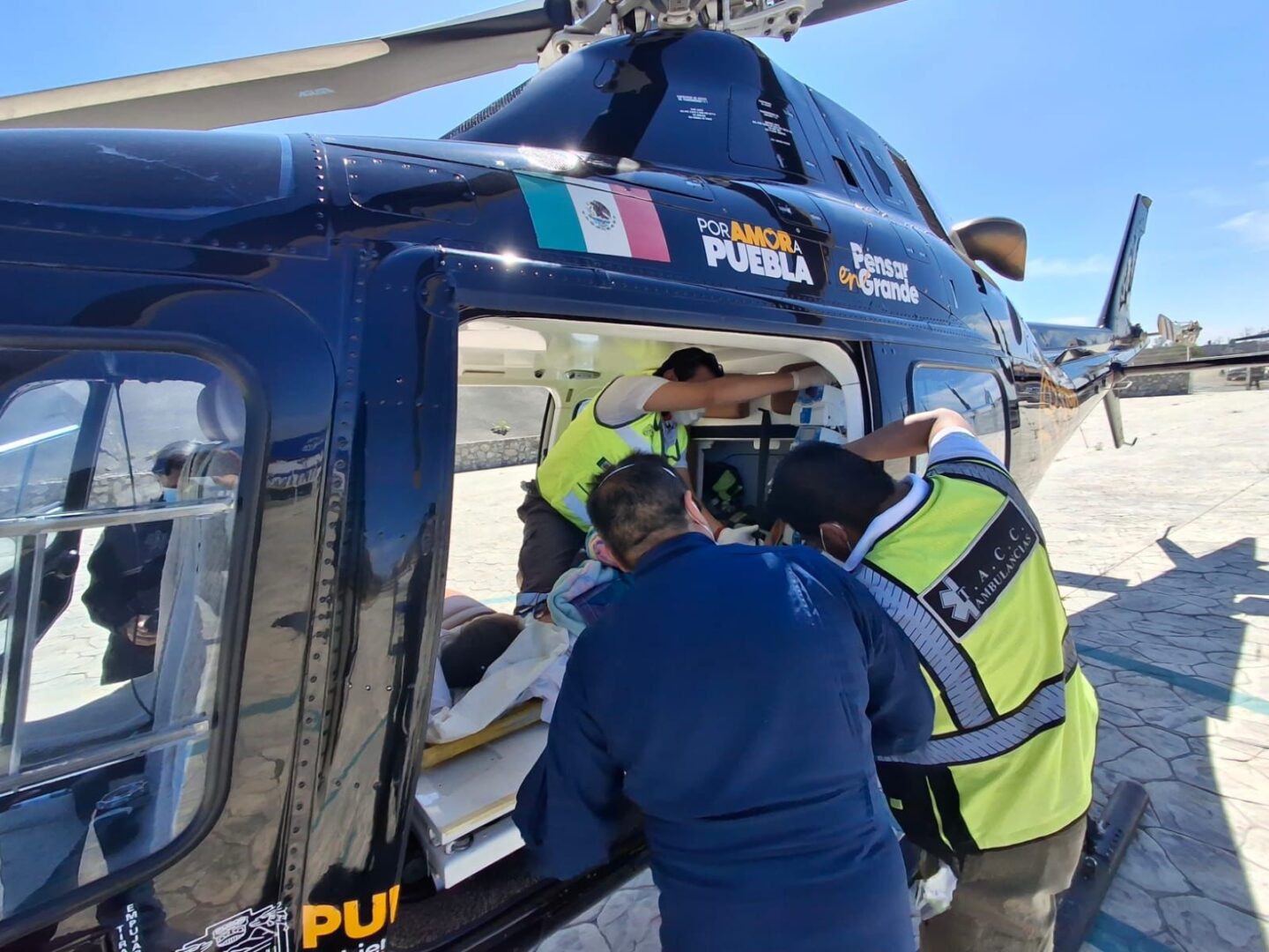 Con acompañamiento médico, menor poblana es trasladada en ambulancia aérea