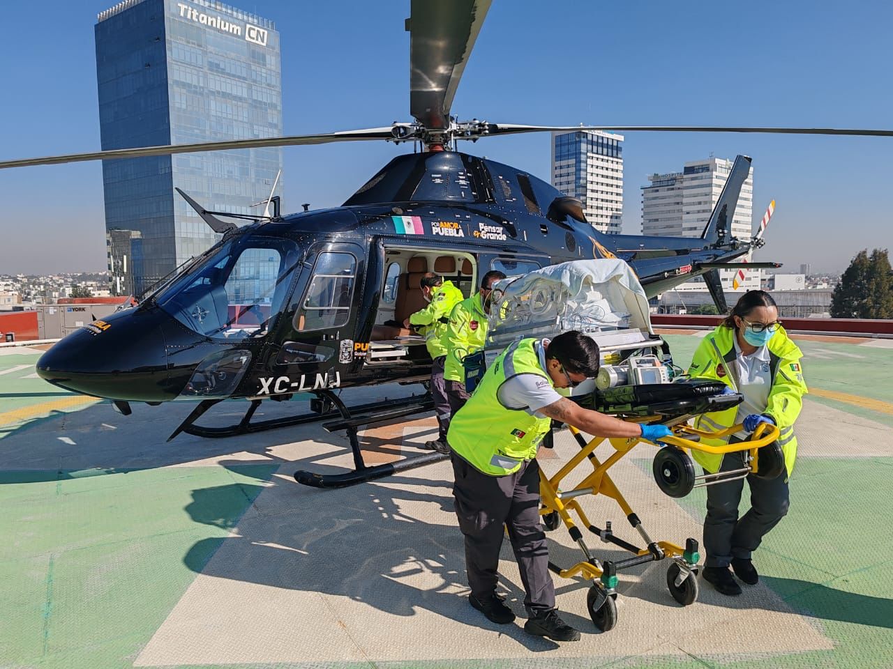 Con ambulancia aérea desde Oaxaca, garantizan atención especializada a recién nacido