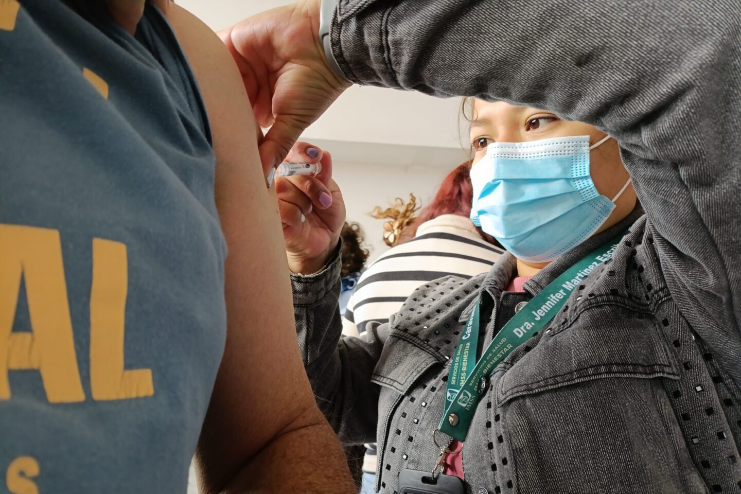 IMSS-Bienestar y Gobierno Estatal mantienen vacunación en mercados y plazas