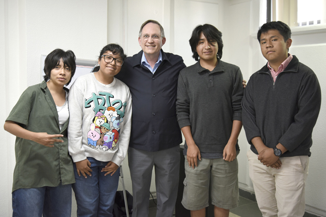 Pedro Ángel Palou inspira a estudiantes de la BUAP a leer y escribir