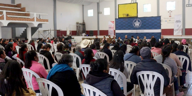 BUAP y Fundación Green Carson llevan abrigo sustentable a familias de Cuautempan