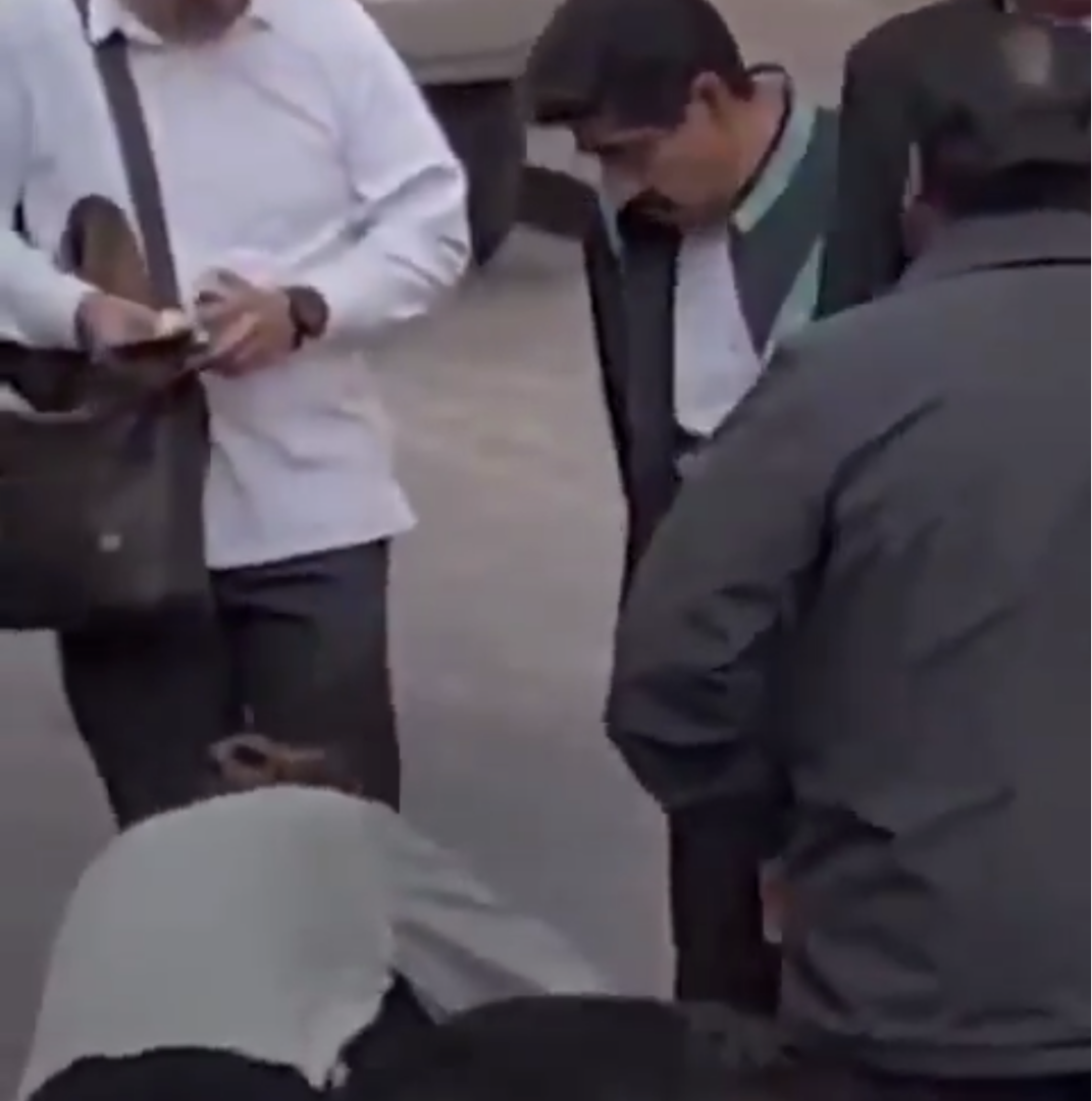 Video viral desata polémica: captan a colaboradores limpiando los zapatos del ministro presidente de la SCJN