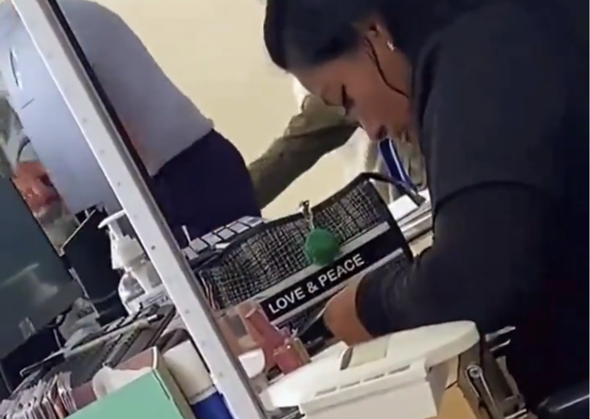 Trabajadora del IMSS se hace las uñas en horario laboral y desata indignación en Puebla