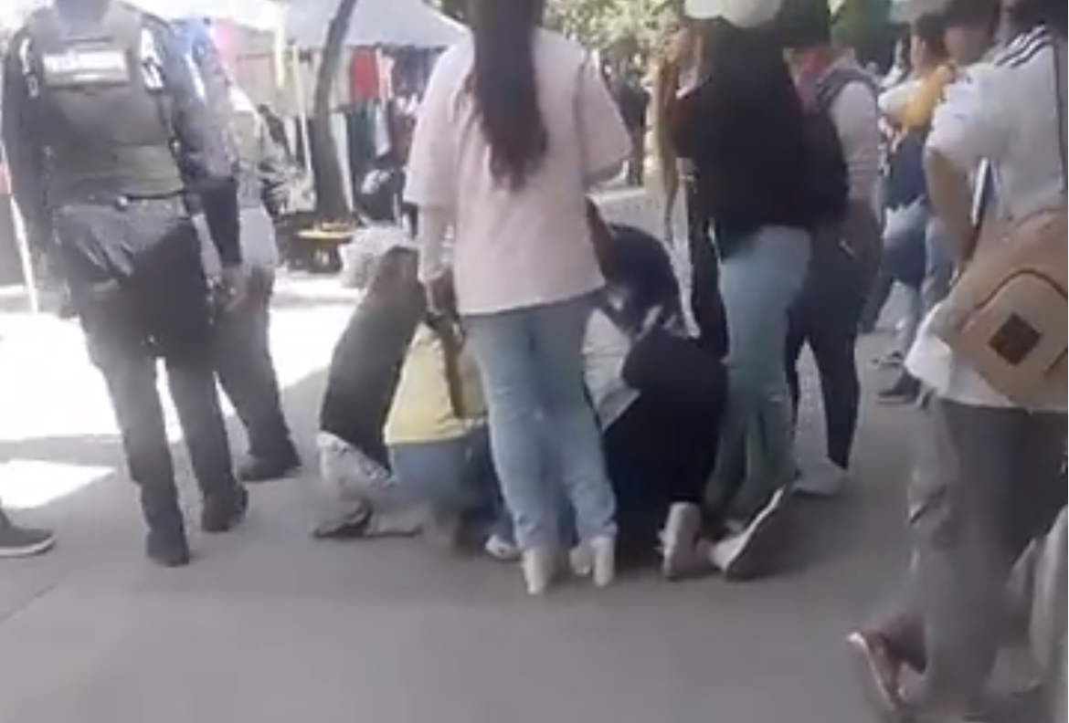 Estudiante sufre crisis nerviosa afuera del CENHCH y moviliza a cuerpos de emergencia en Puebla