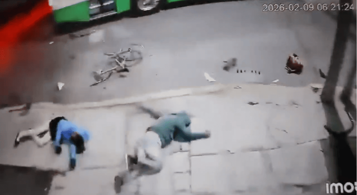 Atropella camioneta a padre e hija en San Mateo Atenco; conductor huyó y fue detenido por vecinos