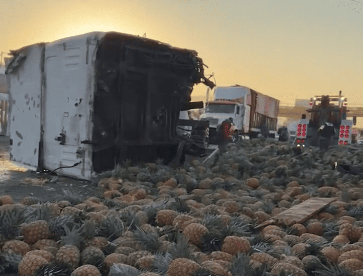 Vuelca tráiler cargado con piñas en la México-Puebla; provoca caos vial en Valle de Chalco