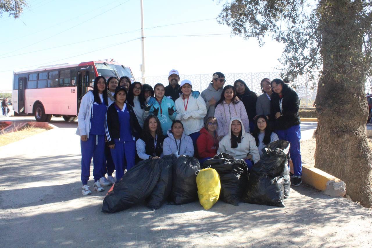 Realiza UPAM faena comunitaria de limpieza en acceso a la universidad